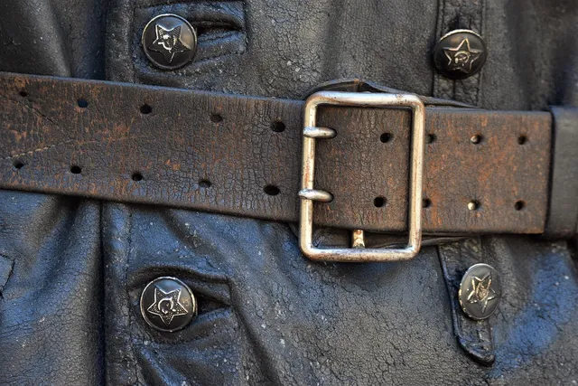 Ceinture granulé noir en cuir